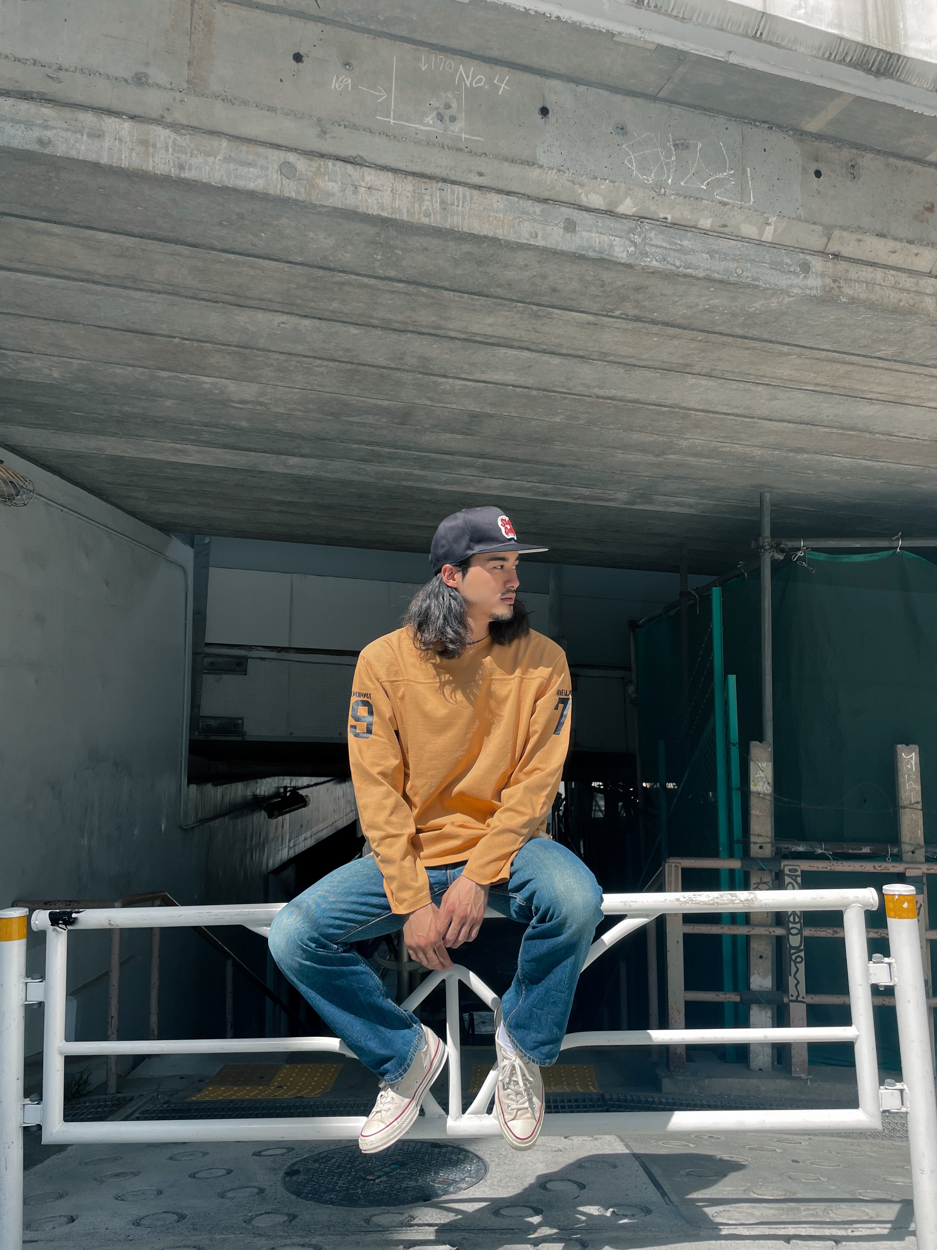 "MELLOW OUT" フットボール長袖Tee