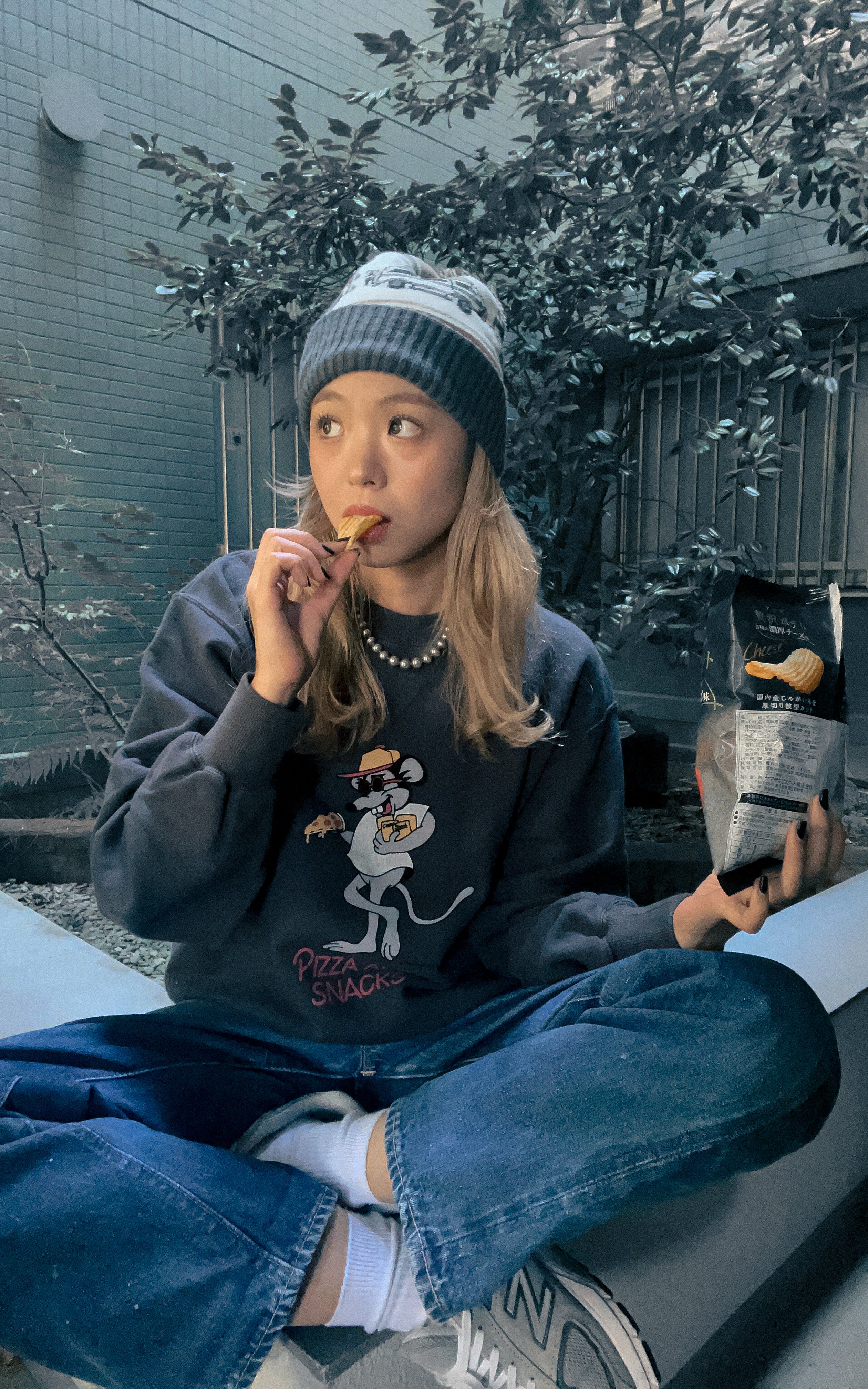 "PIZZA AND SNACKS" クラシッククルースウェット