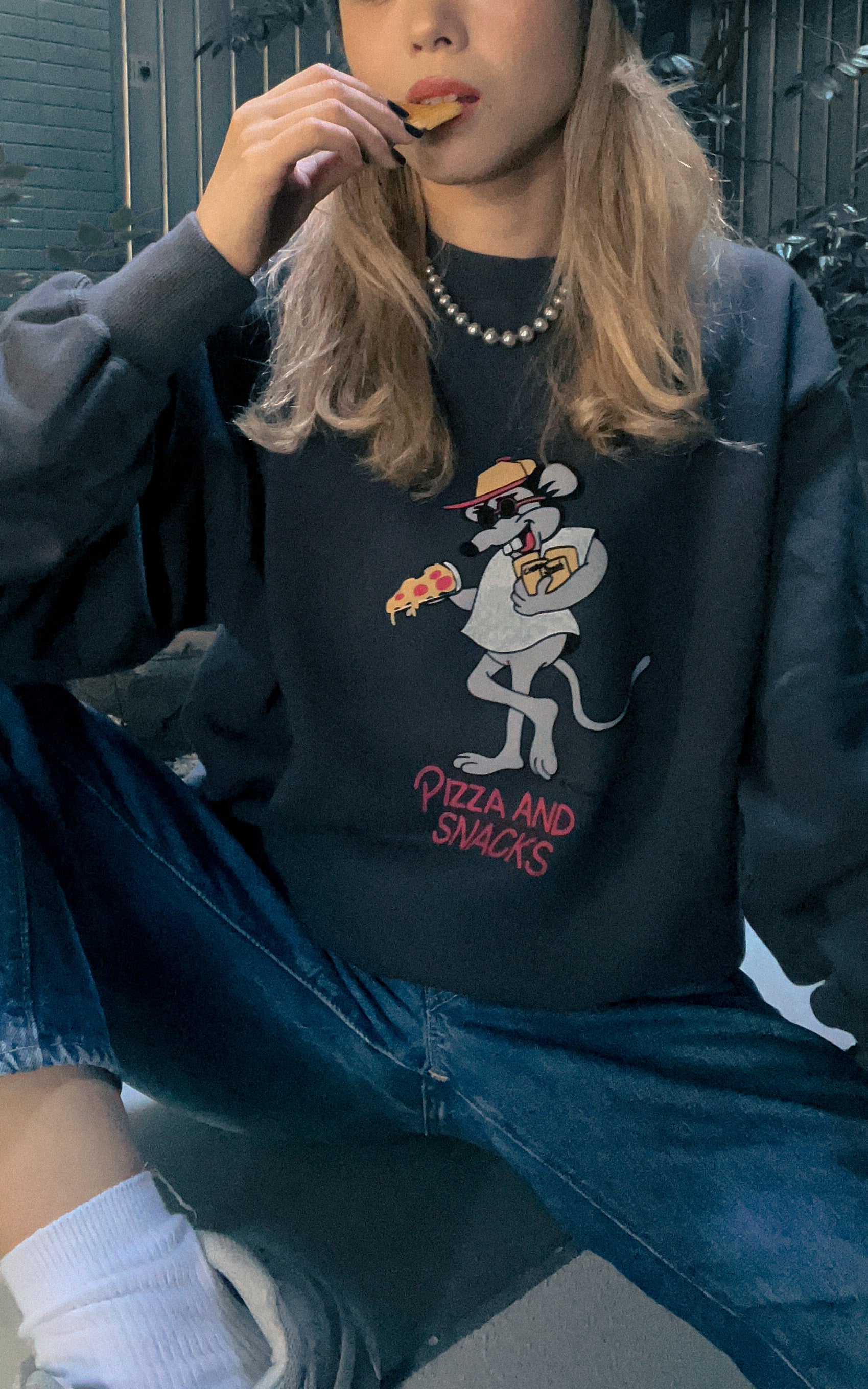 "PIZZA AND SNACKS" クラシッククルースウェット