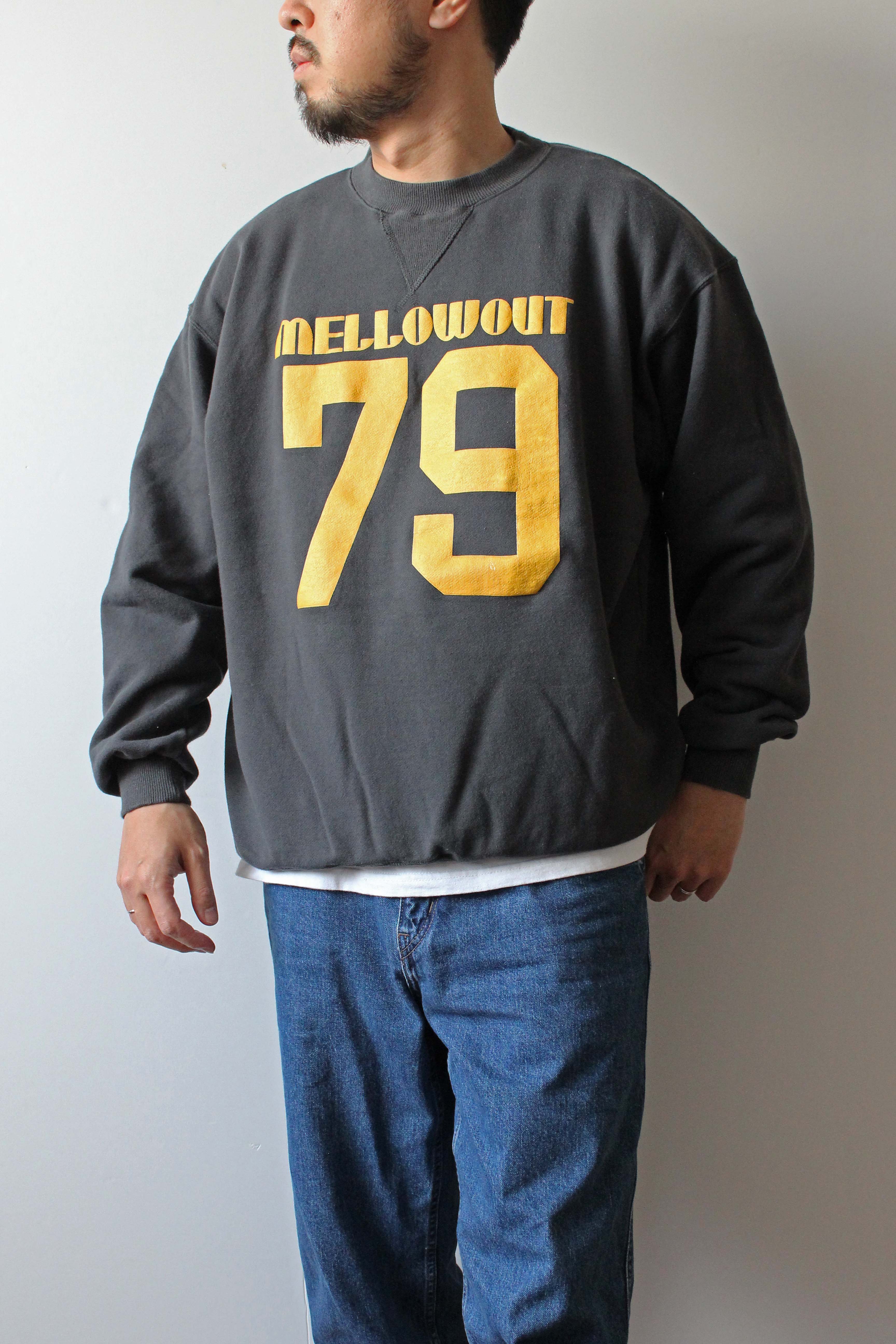 "MELLOW OUT" クラシッククルースウェット