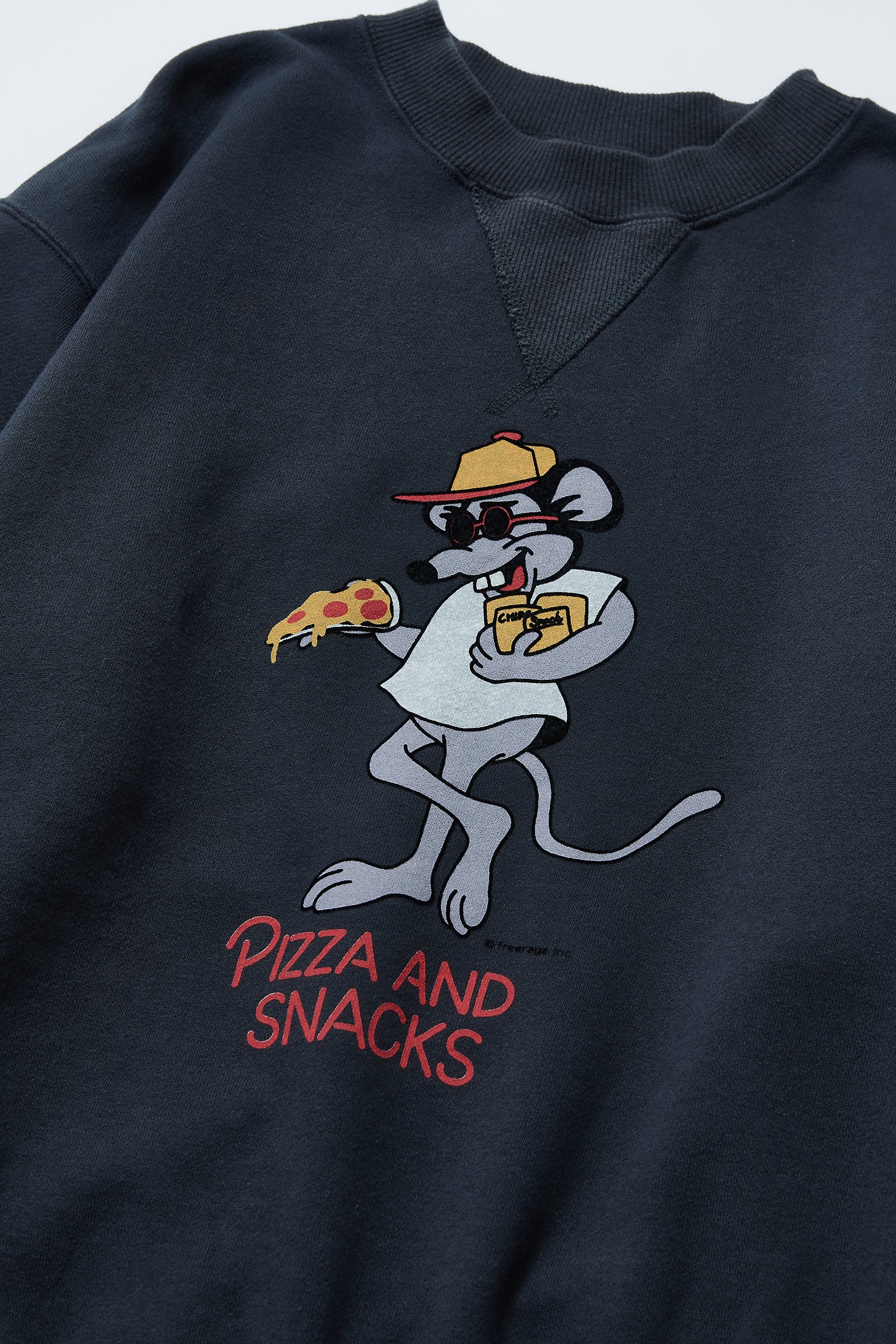 "PIZZA AND SNACKS" クラシッククルースウェット