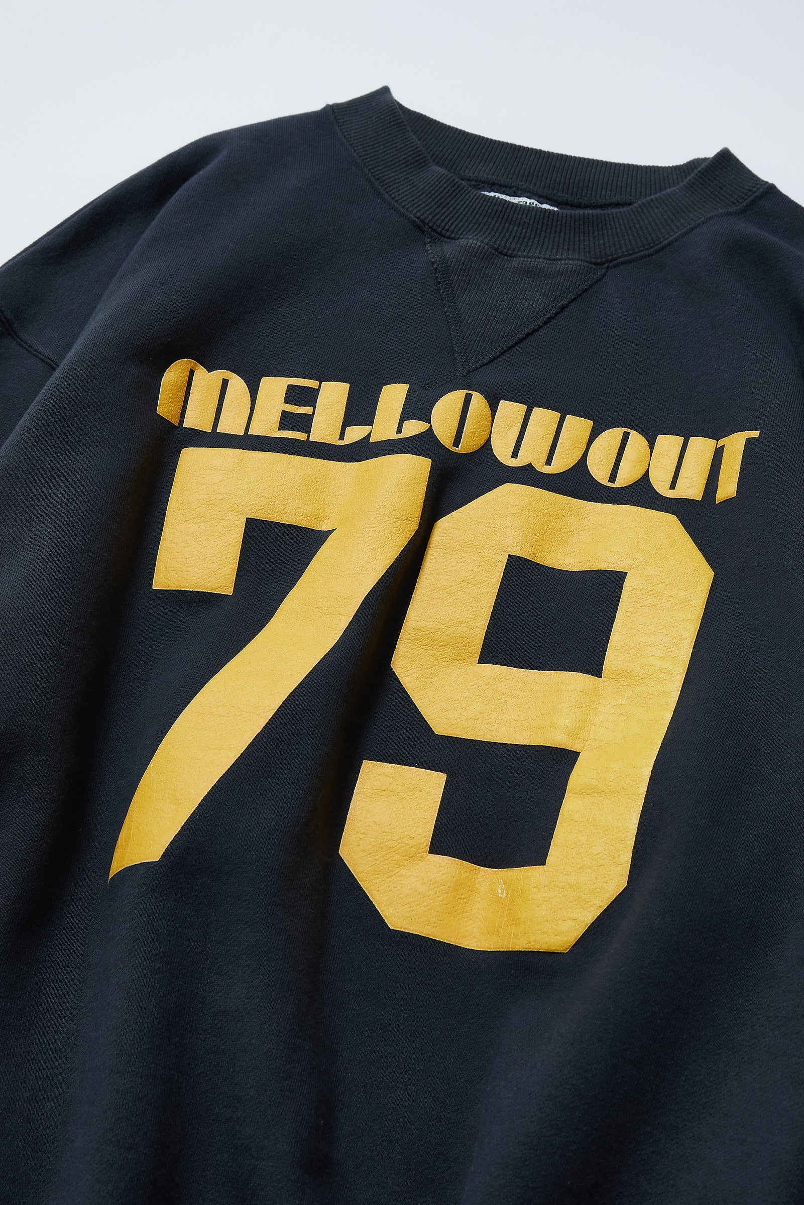 "MELLOW OUT" クラシッククルースウェット