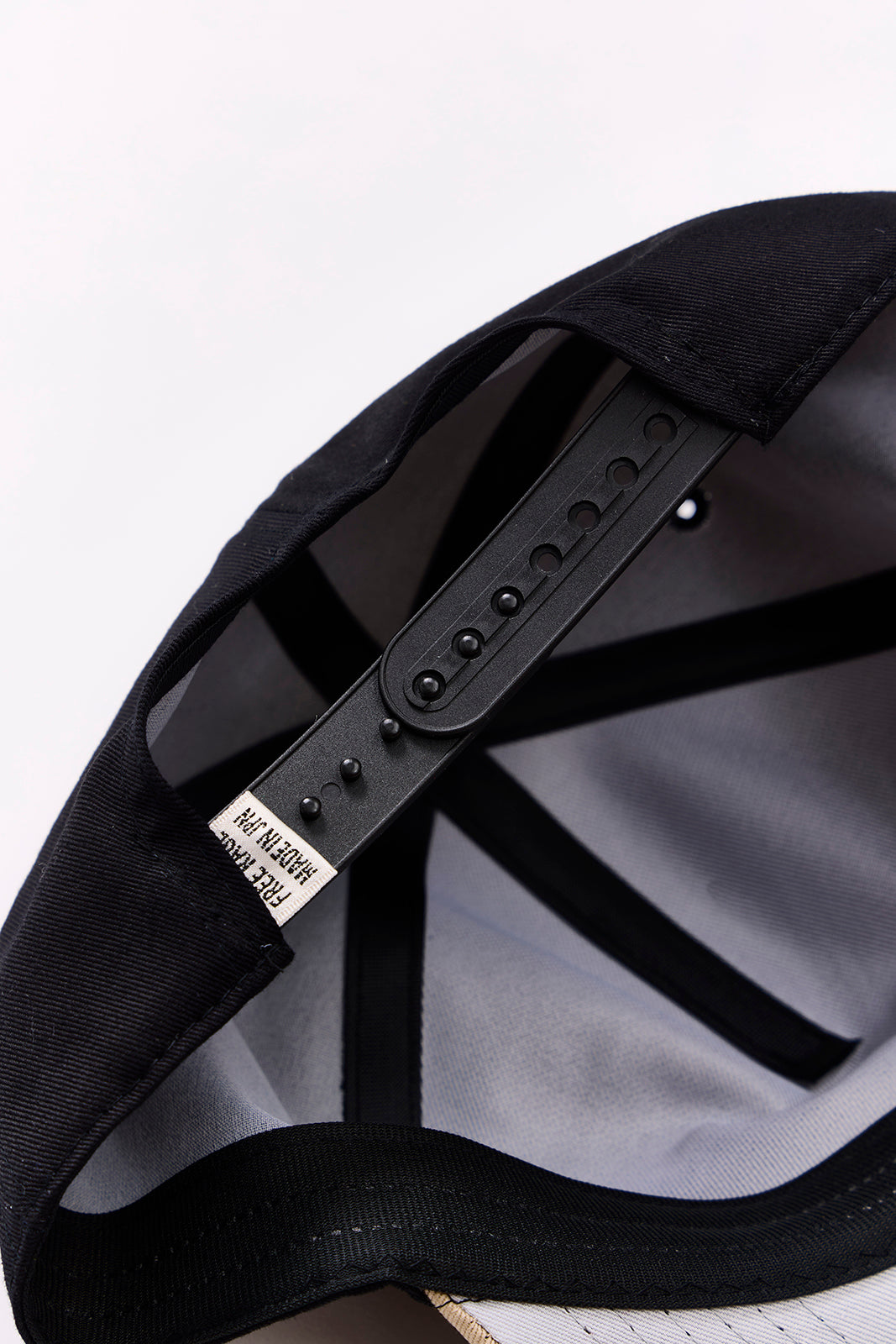 【先行予約商品】"LOGO" トラッカーキャップ/ALL WE NEED IS PEACE