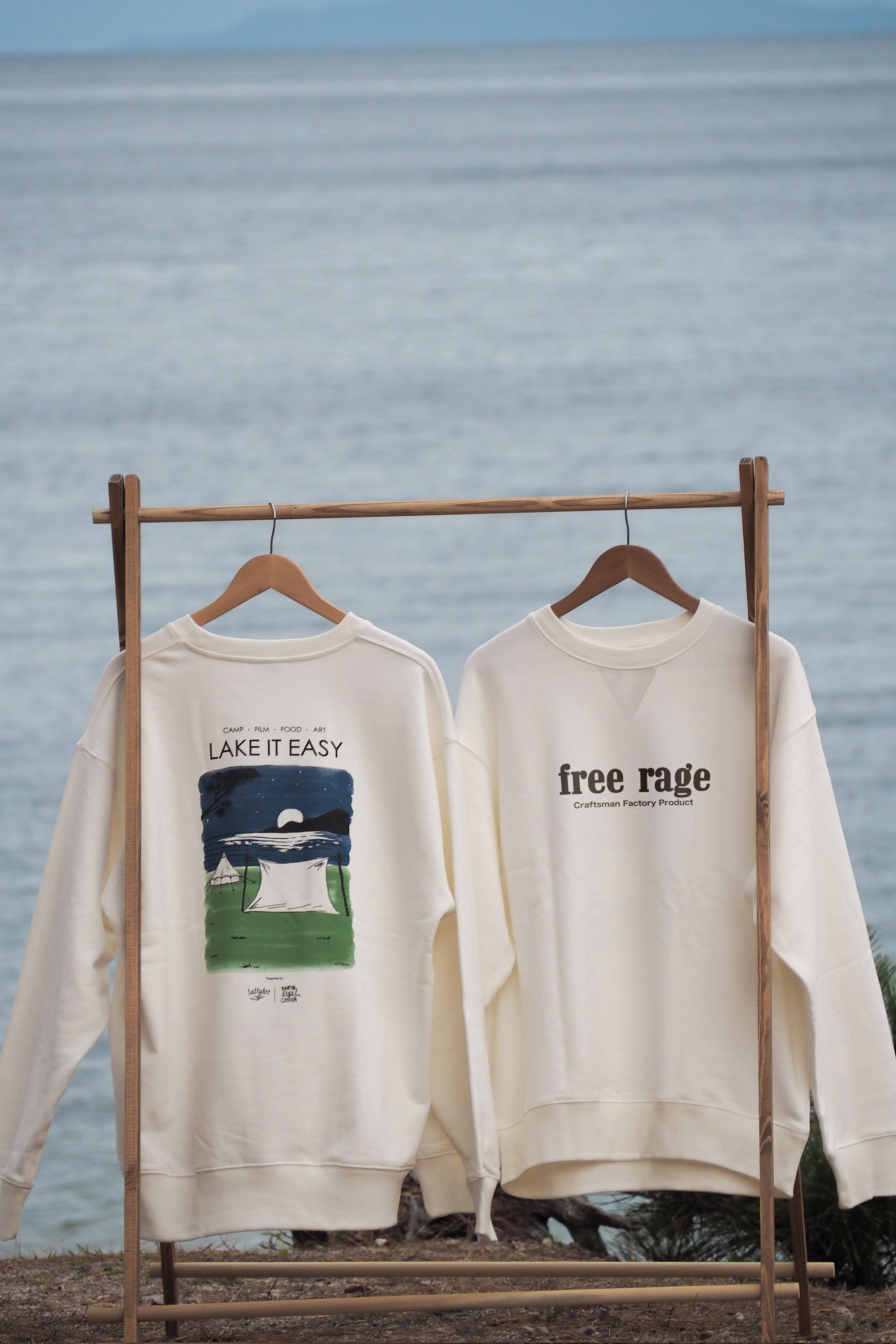 "LAKE IT EASY" クラシッククルースウェット (ステッカー付き)