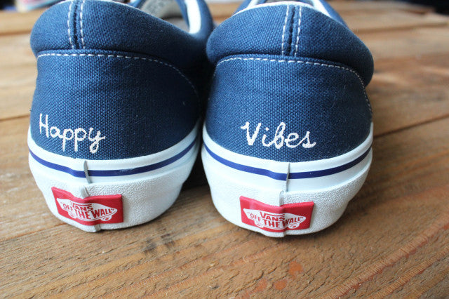 "HAPPY VIBES"ハンドペイントスニーカー