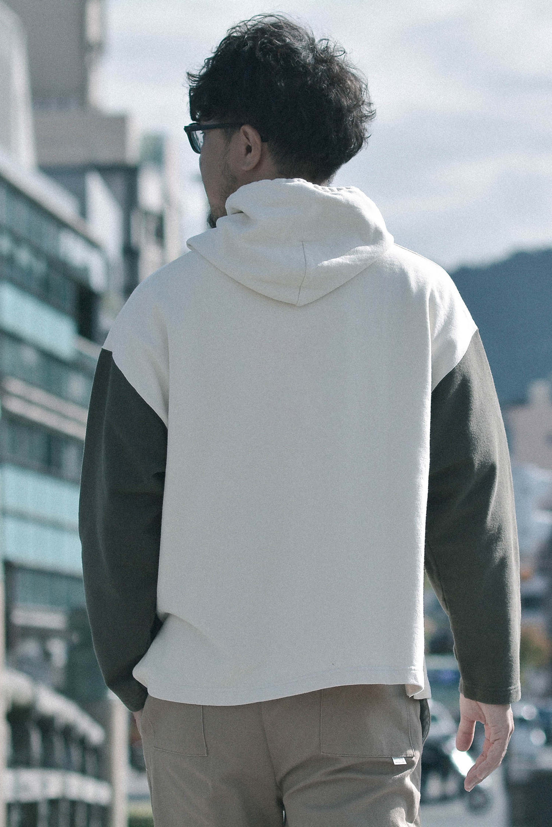 【サンプル】バイカラープルオーバーパーカー